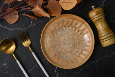 桌面上的盘子里的美味可口的寒天球