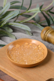 桌面上的盘子里的美味可口的寒天球