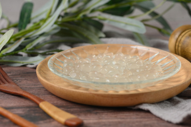 桌面上的盘子里的美味可口的寒天球