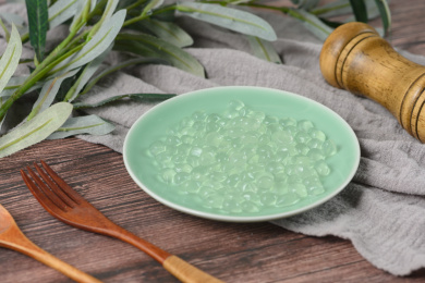 桌面上的盘子里的美味可口的寒天球