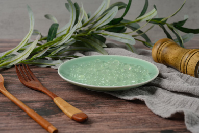 桌面上的盘子里的美味可口的寒天球