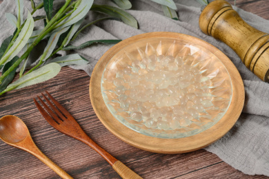 桌面上的盘子里的美味可口的寒天球