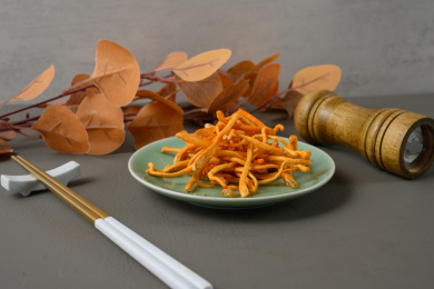 桌面上的盘子里的美味可口的虫草花