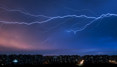 中国上海夏日的闪电
