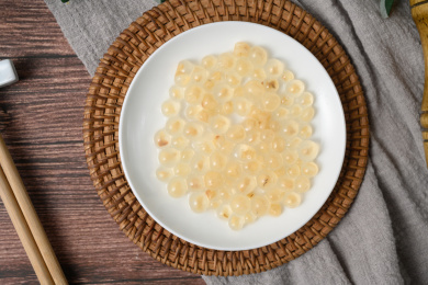 桌面上的盘子里的美味可口的马蹄爆爆珠