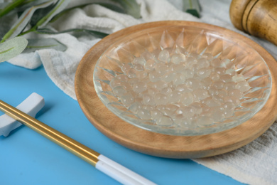 桌面上的盘子里的美味可口的寒天球