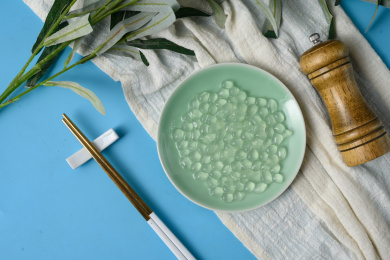 桌面上的盘子里的美味可口的寒天球