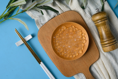 桌面上的盘子里的美味可口的寒天球