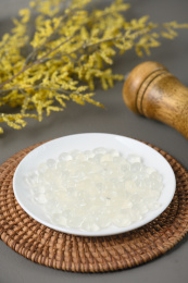 桌面上的盘子里的美味可口的寒天球