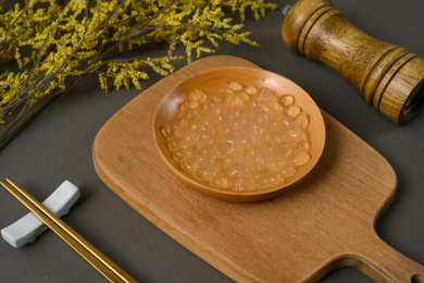 桌面上的盘子里的美味可口的寒天球