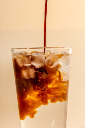 咖啡液融进冰水里