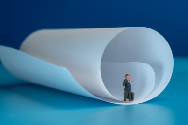 走出卷曲白纸的男士微缩创意