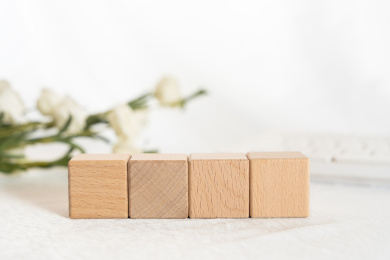 白色背景下桌子上的木块特写镜头