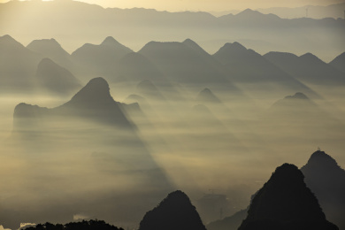 俯瞰晨雾中的桂林市山景