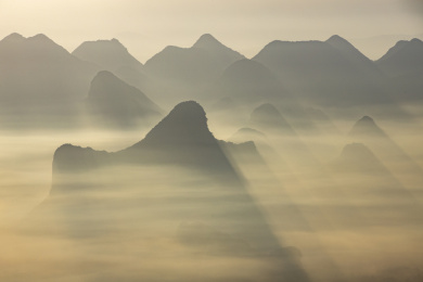 俯瞰晨雾中的桂林市山景