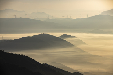 俯瞰晨雾中的桂林市山景