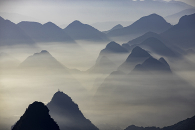 俯瞰晨雾中的桂林市山景
