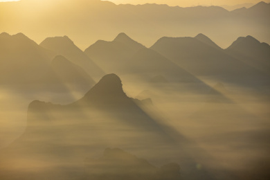 俯瞰晨雾中的桂林市山景