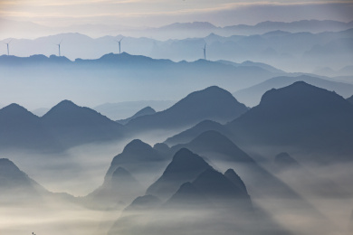 俯瞰晨雾中的桂林市山景