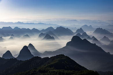 俯瞰晨雾中的桂林市山景