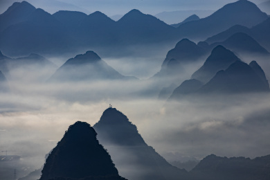 俯瞰晨雾中的桂林市山景