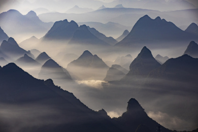 俯瞰晨雾中的桂林市山景