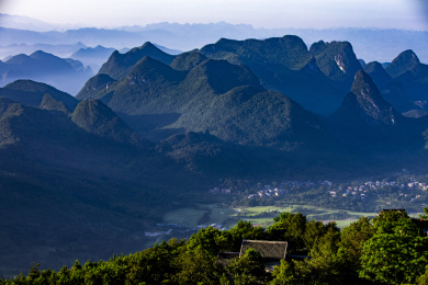 俯瞰阳光下的桂林市山景