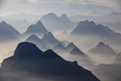 俯瞰晨雾中的桂林市山景