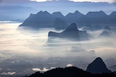 俯瞰晨雾中的桂林市山景