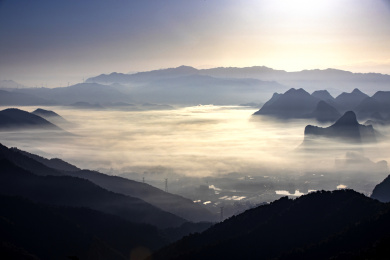 俯瞰晨雾中的桂林市山景