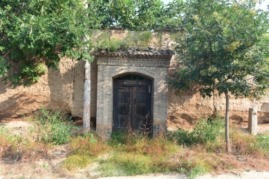 北方黄土高原环境中破败的农村院落大门