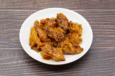 木桌背景干拌红油抄手