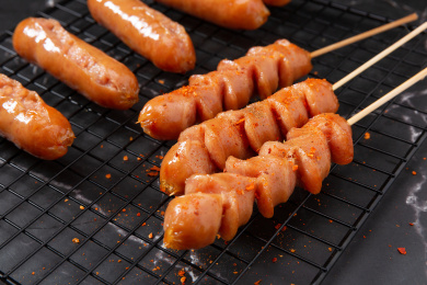 放在盘子上的火山石纯肉烤肠