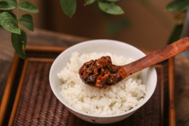 米饭上有一勺可口的牛肉酱