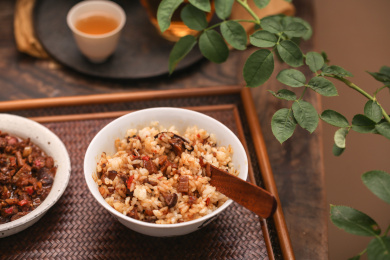 餐桌上有一碗美味的拌饭