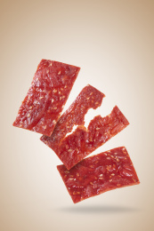 暖黄色背景上的红色猪肉脯肉片