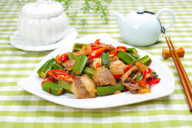 家常小炒菜肴秋葵炒回锅肉