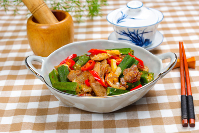 家常小炒菜肴秋葵炒回锅肉