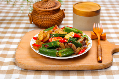 香辣美味下酒菜秋葵炒回锅肉