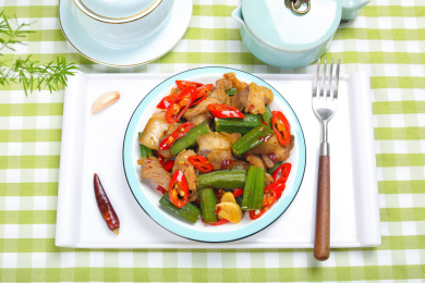 美味家常菜秋葵炒五花肉