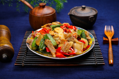 香辣美味下酒菜秋葵炒回锅肉