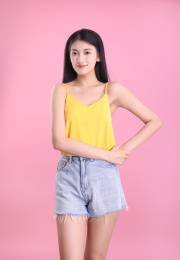 彩色背景里穿着夏装的东方女孩