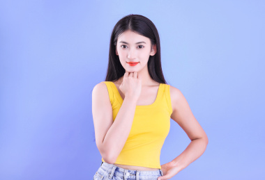 彩色背景里穿着夏装的东方女孩