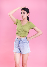 彩色背景里穿着夏装的东方女孩