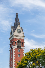 蓝天白云下的欧式建筑钟塔景观