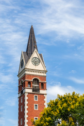 蓝天白云下的欧式建筑钟塔景观