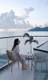 坐在海边露台上的女人
