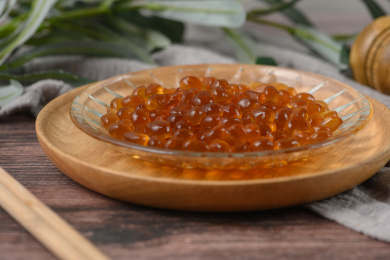 桌面上的盘子里的美味可口的红糖寒天球