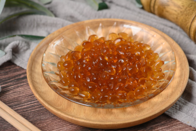 桌面上的盘子里的美味可口的红糖寒天球