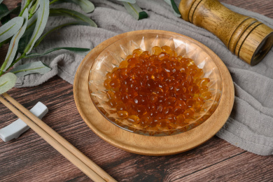 桌面上的盘子里的美味可口的红糖寒天球